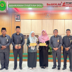 Ketua MS Sigli Serahkan Dana Sosial kepada Pegawai yang Keluarganya Sakit